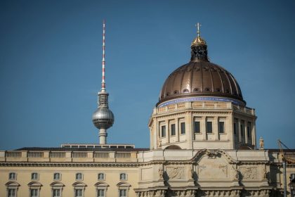 Claudia Roth will Bibeltext am Schloss verhüllen lassen – Warum nicht gleich wieder abreißen?