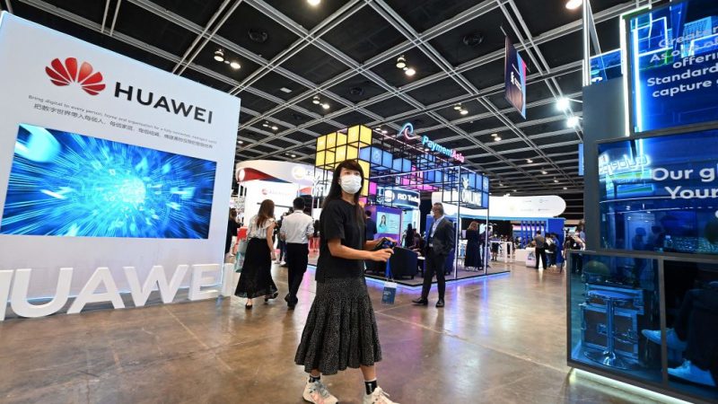 Besucher an einem Stand des chinesischen Telekommunikationsherstellers Huawei 2022 in Hongkong. Foto: Peter Parks/AFP via Getty Images