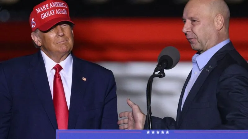 Der ehemalige Präsident Donald Trump neben dem republikanischen Gouverneurskandidat für Pennsylvania, Doug Mastriano, während einer &quot;Save America&quot;-Kundgebung vor den Zwischenwahlen am Arnold Palmer Regional Airport in Latrobe, Pennsylvania, am 5. November 2022. Foto: Angela Weiss/AFP via Getty Images