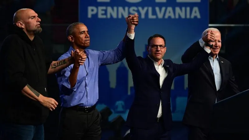 Der demokratische Kandidat für das Amt des US-Senators John Fetterman, der ehemalige Präsident Barack Obama, der demokratische Kandidat für das Amt des Gouverneurs Josh Shapiro und Präsident Joe Biden heben die Arme beim Abschied nach einer Kundgebung im Liacouras Center in Philadelphia am 5. November 2022. Foto: Mark Makela/Getty Images