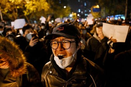 Mit weißem Blatt Zeichen setzen: Chinesen sagen NEIN zum kommunistischen Regime