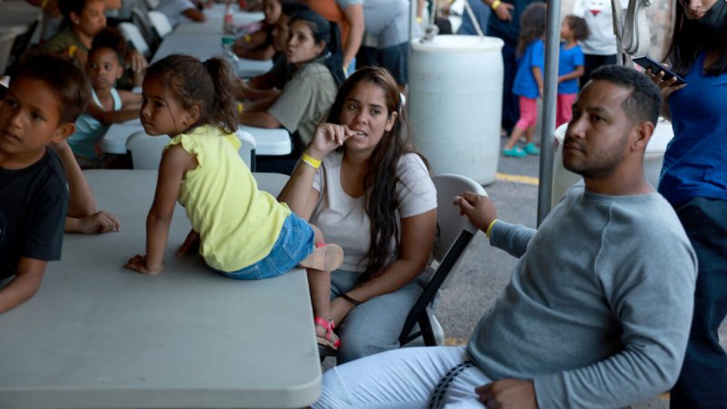 Von der Grenzpatrouille freigelassene venezolanische Staatsangehörige warten am 22. September 2022 in einem vom Annunciation House in El Paso, Texas, bereitgestellten Hotel auf ihr Abendessen