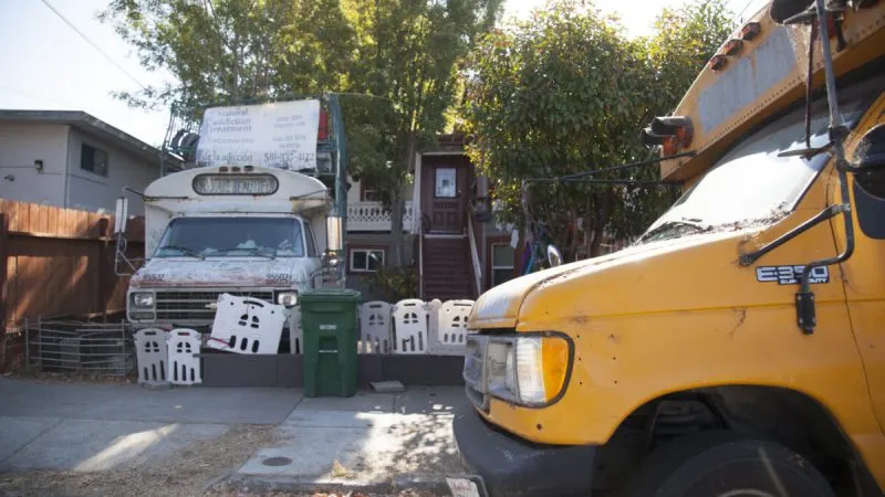 David DePape's ehemaliges Haus, Wohnmobil und gelber Schulbus, die seiner ehemaligen Freundin Oxane Taub gehören