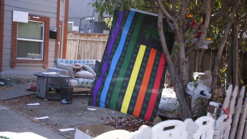 Eine modifizierte Stolzflagge mit Cannabisblättern am Vordereingang des ehemaligen Hauses von David DePape
