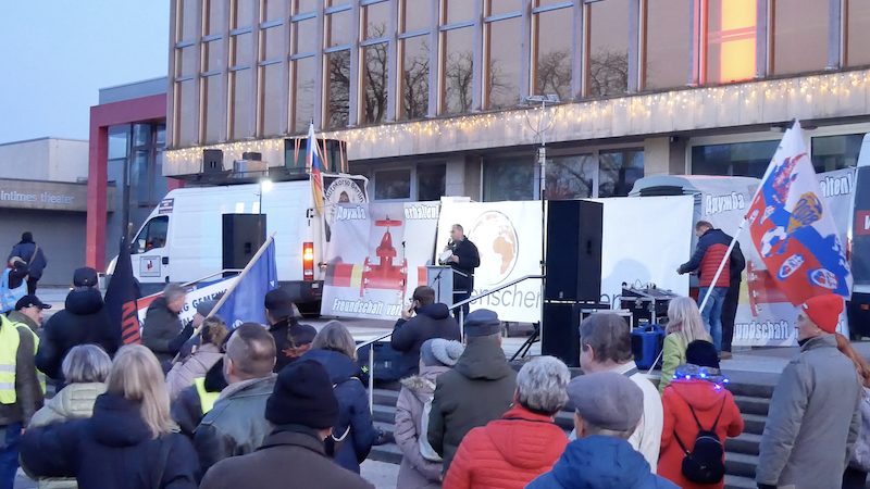 Am 1. Adventssonntag haben sich auf dem Theaterplatz in Schwedt rund 350 Demonstranten zusammengefunden. Gemeinsam protestieren sie für den Erhalt der Druschba-Pipeline und den Bezug von Rohöl aus Russland. Foto: Erik Rusch / Epoch Times
