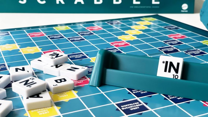 Durch den Genderstein (*IN) soll das Gendern spielerisch leicht erlernbar sein. Foto: Mattel/Scrabble