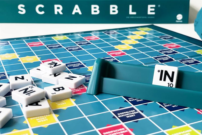 Durch den Genderstein (*IN) soll das Gendern spielerisch leicht erlernbar sein. Foto: Mattel/Scrabble