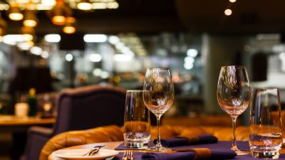 Existenzangst im Gastgewerbe: Deutsche sparen besonders bei Restaurantbesuchen