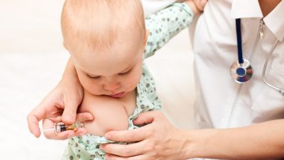 EMA gibt grünes Licht für COVID-Impfung an Babys und Kleinkinder