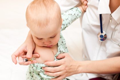 EMA gibt grünes Licht für COVID-Impfung an Babys und Kleinkinder