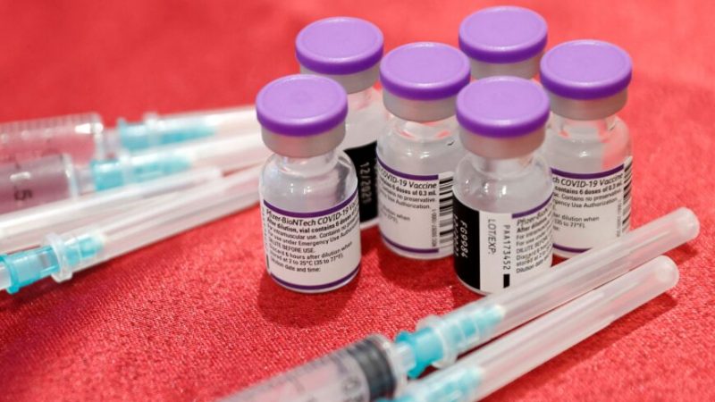 Chefredakteur von Wissenschaftsjournal stellt Covid-Impfstoffe in Frage und wird zu Rücktritt gezwungen
