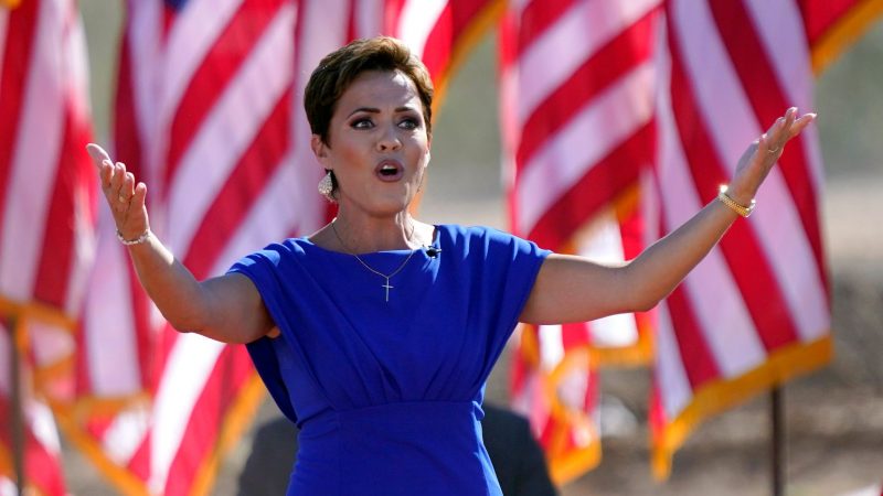 Die Republikanerin Kari Lake, die sich um das Gouverneursamt in Arizona bewirbt, wird in ihrem Wahlkampf von Ex-US-Präsident Donald Trump unterstützt.