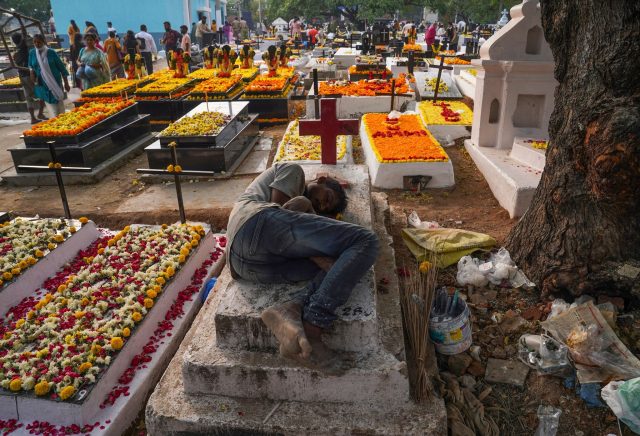 Im indischen Hyderabad gedenken Freunde und Familien mit Kerzen und Blumen an Allerseelen den Verstorbenen.