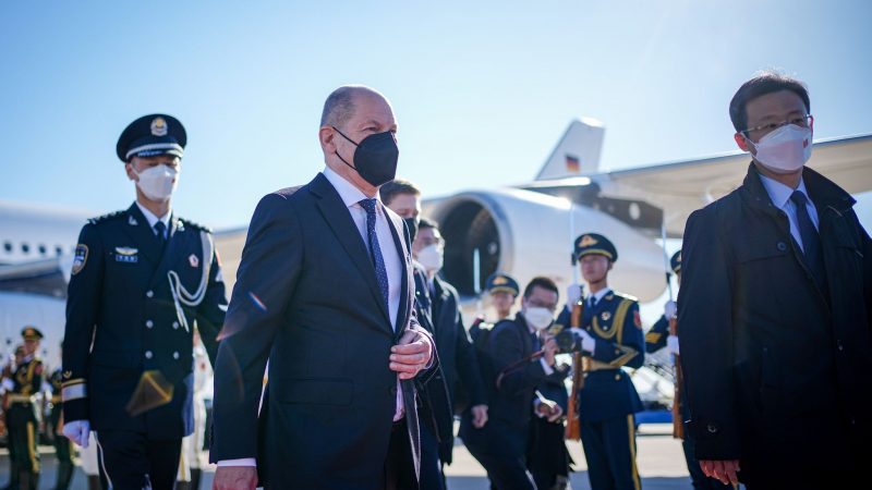 Bundeskanzler Olaf Scholz (SPD, M) kommt auf dem Internationalen Hauptstadtflughafen Peking an.