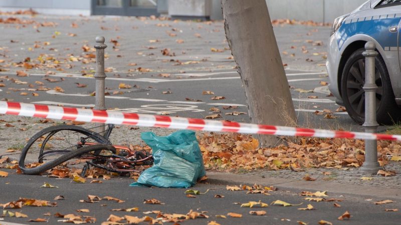 Das zerstörte Fahrrad der gestorbenen Radfahrerin auf der Bundesallee in Berlin-Wilmersdorf.