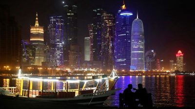 An der Uferpromenade Corniche vor der Skyline von Doha. Die Fußballweltmeisterschaft in Katar findet vom 20. November bis 18. Dezember 2022 statt.