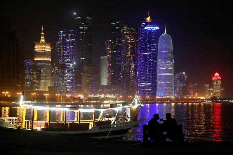 An der Uferpromenade Corniche vor der Skyline von Doha. Die Fußballweltmeisterschaft in Katar findet vom 20. November bis 18. Dezember 2022 statt.