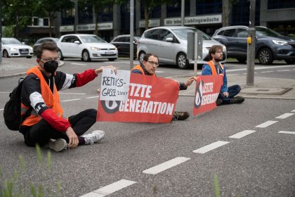 Farbattacke mit Folgen: Anklage gegen zwei Klimaaktivisten in Berlin