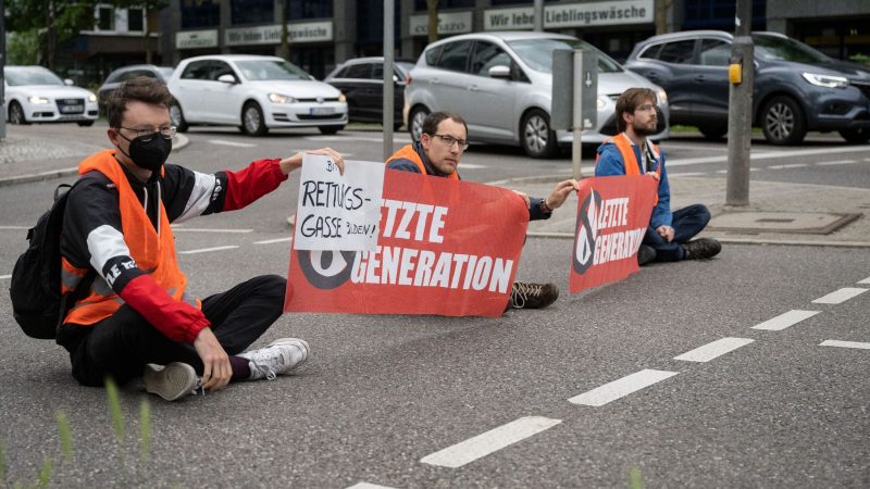 Klimaaktivisten der Gruppe «Aufstand der letzten Generation» blockieren eine Straße (Symbolbild).