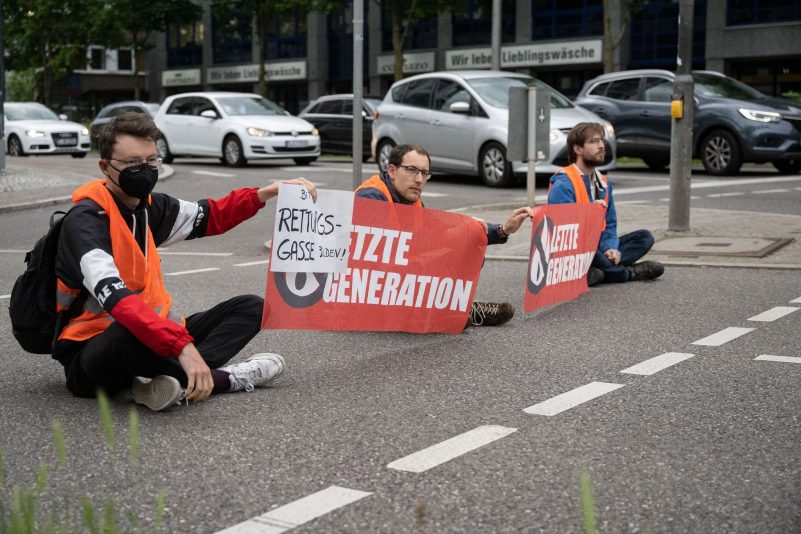 Klimaaktivisten der Gruppe «Aufstand der letzten Generation» blockieren eine Straße (Symbolbild).