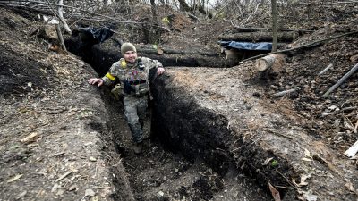 Ukrainische Soldaten finden Überreste von Wehrmachts-Soldaten