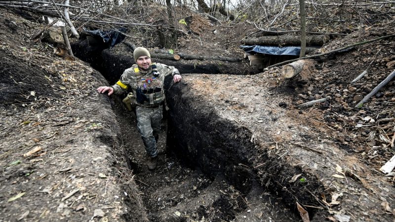 Ein Soldat der ukrainischen Streitkräfte steht in einem Graben.