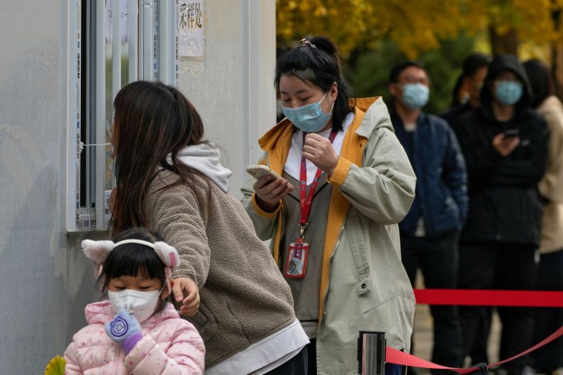 Anwohner an einer Coronavirus-Teststelle in Peking.
