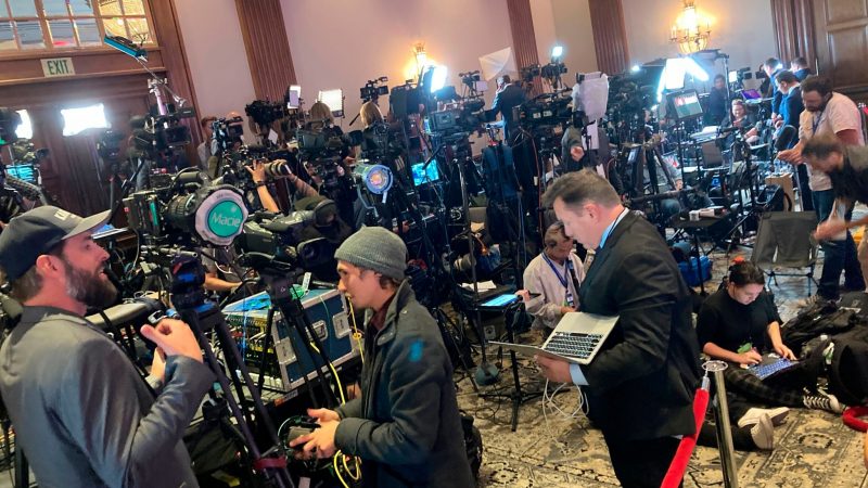 Die Midterms in den USA sind auch ein großer Medienrummel. Dutzende von Kamerateams warten vor Schließung der Wahllokale auf der Wahlparty der Republikaner für die Gouverneurskandidatin Lake und den US-Senatskandidaten Masters.