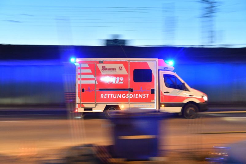 Ein Rettungswagen mit eingeschaltetem Blauchlicht im Einsatz.
