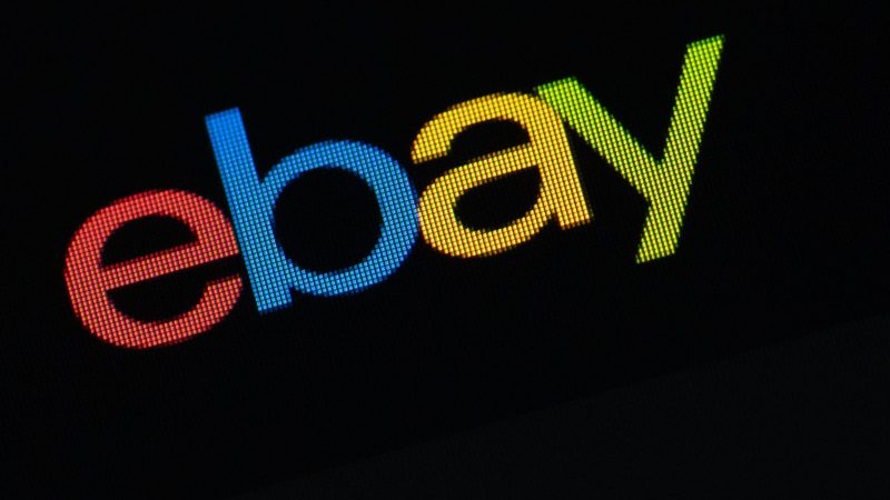 Das Logo des Unternehmens eBay ist auf dem Display eines iPhone SE in der App des Online-Marktplatzes eBay zu sehen.