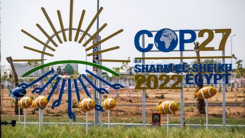Vor dem offiziellen Gelände für Protestaktionen der Green Zone“ vom UN-Klimagipfel COP27 steht das Logo der UN-Klimakonferenz“.