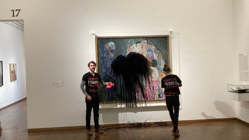 Klimaaktivisten der Gruppe »Letzte Generation« haben im Leopold Museum das Gemälde »Tod und Leben« von Gustav Klimt mit Öl überschüttet.