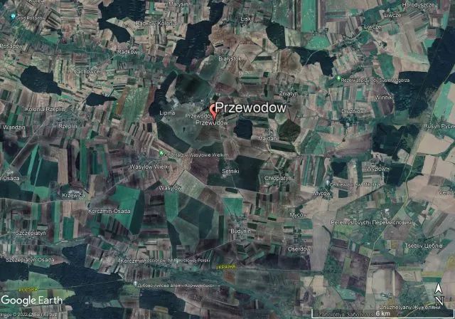 Die Google-Earth-Luftaufnahme zeigt die Region um den Ort Przewodow in Polen nahe der Grenze zur Ukraine (rechts). In dem polnischen Ort sind bei einer Explosion auf einem landwirtschaftlichen Betrieb zwei Menschen ums Leben gekommen.