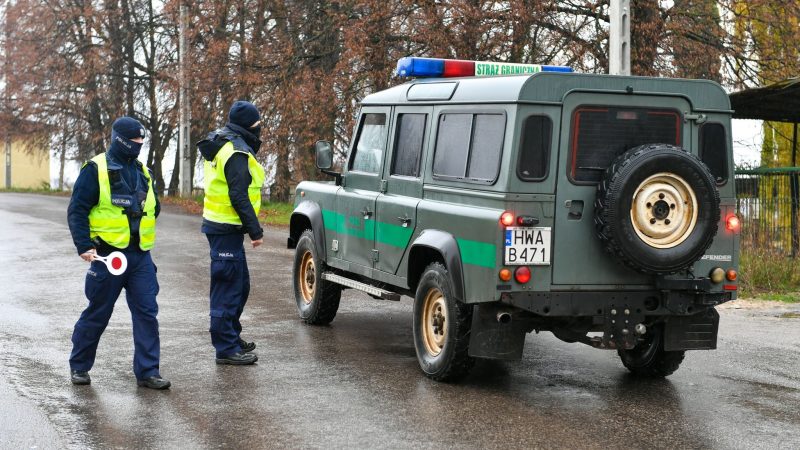 Polnische Polizisten am Tag nach dem Einschlag im Dorf Przewodow.