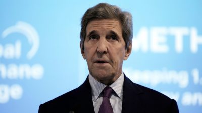 Mitten in der wichtigen Schlussphase bei der Weltklimakonferenz in Ägypten ist der US-Klimabeauftragte John Kerry positiv auf Corona getestet worden.