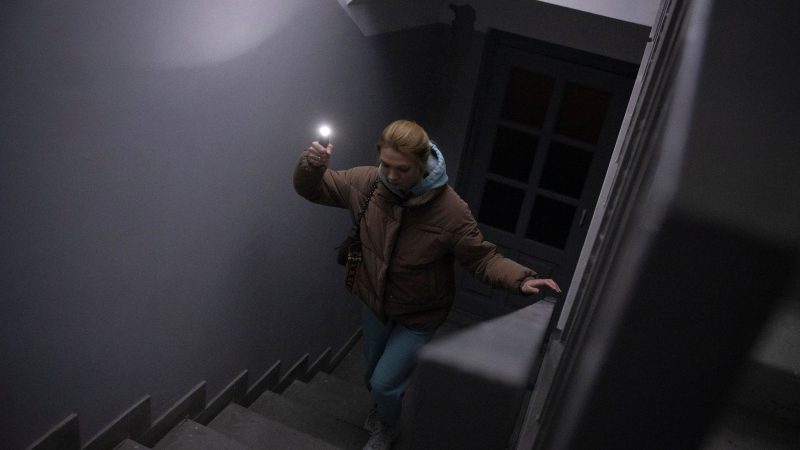 Kein Licht und der Aufzug funktioniert auch nicht: Anastasia Pyrozhenko steigt während eines Stromausfalls die Treppe in ihrem mehrstöckigen Wohnhaus hinauf.