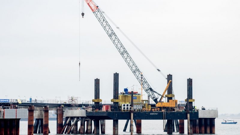 Arbeiten am LNG-Terminal in der Nordsee vor Wilhelmshaven. Deutschland setzt beim Ersatz russischen Pipeline-Gases unter anderem auf per Schiff geliefertes Flüssigerdgas und baut für den Import mehrere Terminals.