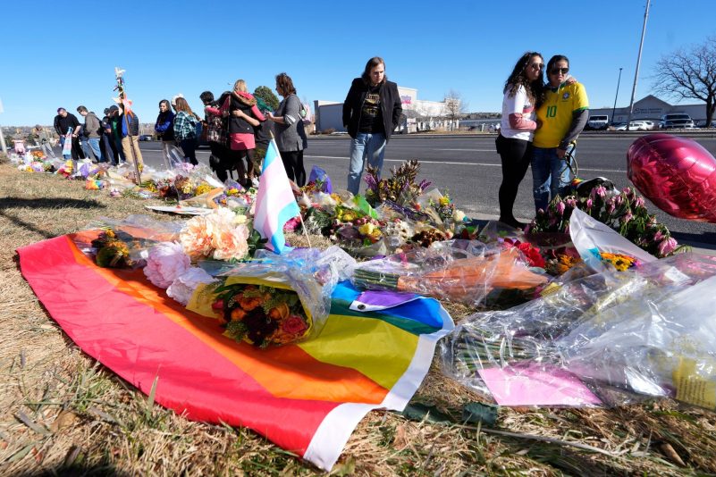 Blumensträuße, Luftballons und Regenbogen-Fahnen werden nach den tödlichen Schüssen in dem LGBTQ-Nachtclub in Colorado Springs niedergelegt.