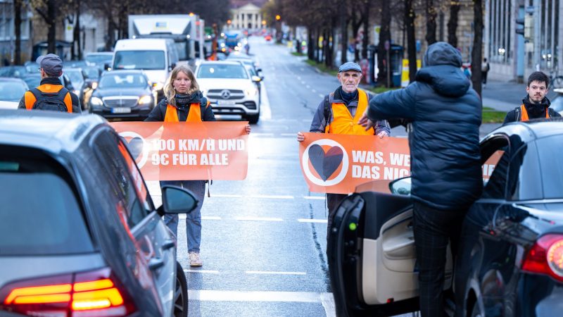 Klimaaktivisten der Umweltschutzbewegung «Letzte Generation» blockieren auf der Prinzregentenstraße in München den Verkehr.