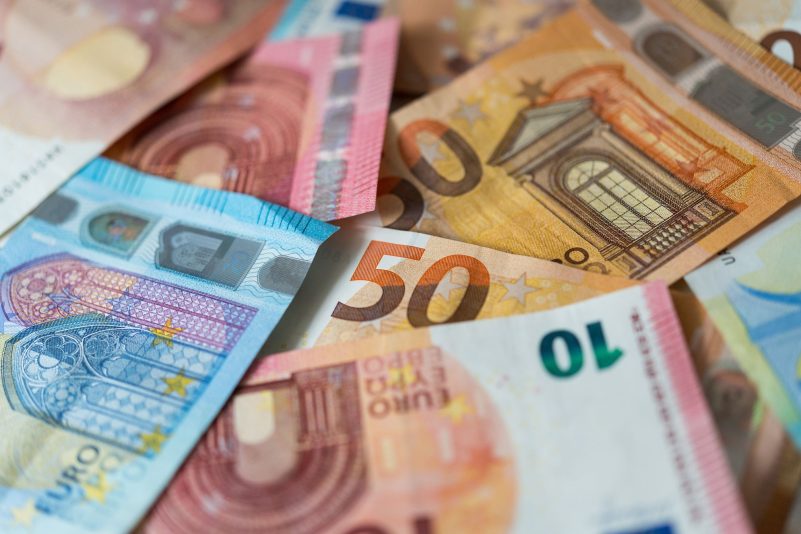 Euro-Banknoten: Alles wird teurer, und die Bundesbank erwartet eine Rezession.