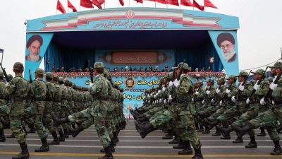 Iranische Soldaten während einer Militärparade in Teheran (Archivbild).