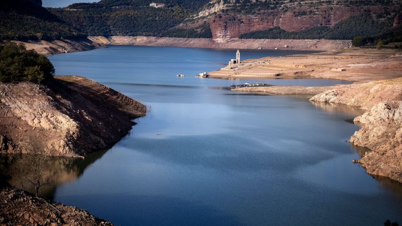 In der spanischen Region Katalonien beginnen Beschränkungen der Wassernutzung für die Landwirtschaft und für Freizeitaktivitäten, da die monatelange Dürre die menschlichen Lebensbedingungen zunehmend einschränkt. Hier der deutlich abgesunkene Wasserspiegel im Stausee von Sau in Vilanova de Sau.