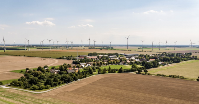 Blick auf Feldheim mit seinem Windpark.