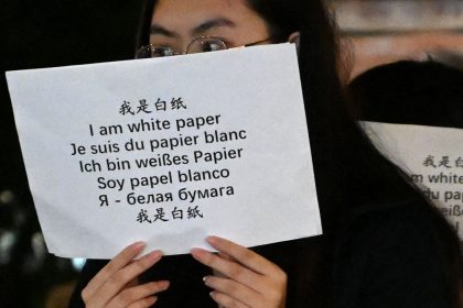 „V“: Chinas gesichtsloser Widerstand – Menschenrechtsanwälte unterstützen Proteste