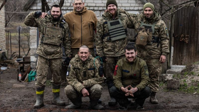Soldaten in der Ukraine posieren am 30. Dezember 2022 am Stadtrand von Bachmut in der Ostukraine für ein Foto. Foto: Sameer Al-DOUMY / AFP via Getty Images