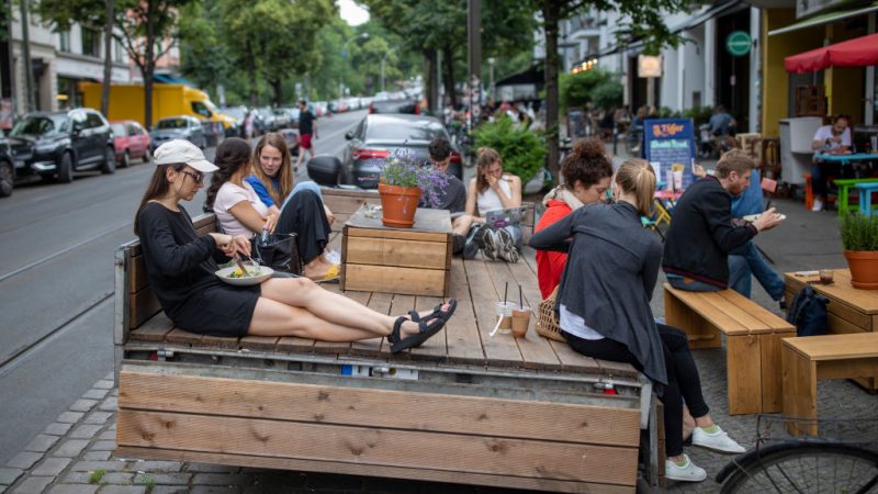 Menschen sitzen in einem Restaurant, das während der Corona-Krise am 19. Juni 2020 in Berlin einen Parkplatz für ihre Außentische nutzt. Foto: Maja Hitij/Getty Images