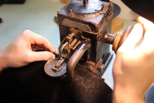 Eine Pelznähmaschine
