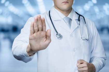 Schleswig-Holstein: Maskenpflicht in Bus und Bahn fällt, Besuchsverbot in Kliniken kehrt zurück