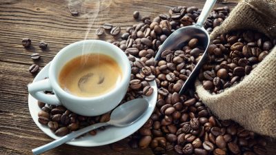 Schon eine Tasse Kaffee weckt die Lebensgeister. Aber wohin mit dem Kaffeesatz?