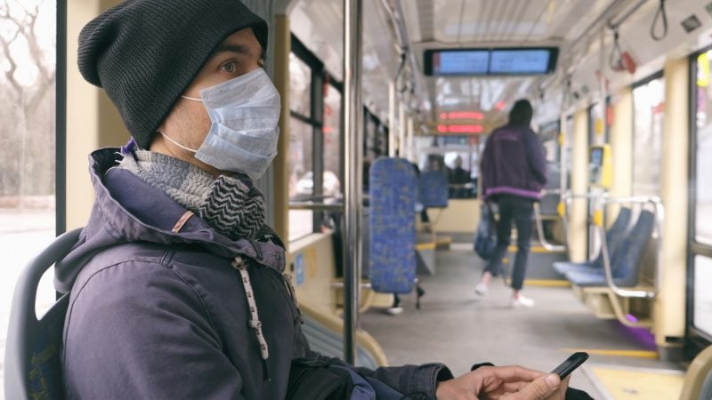 Ein Mann trägt aufgrund der Maskenpflicht im Personennahverkehr eine Maske. Foto: iStock